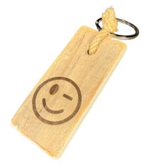 Holz Schlüsselanhänger Zwinkernder Smiley – Lustiges Geschenk Positiv Energie – Dukdalf Holz 13x3,5cm