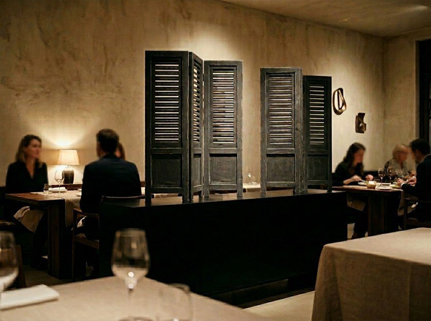 Fensterläden schwarz 70 cm als Raumteiler in einem Restaurant