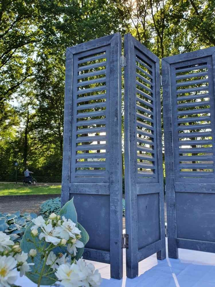 Fensterladen schwarz 70 cm draußen mit weißen Blumen