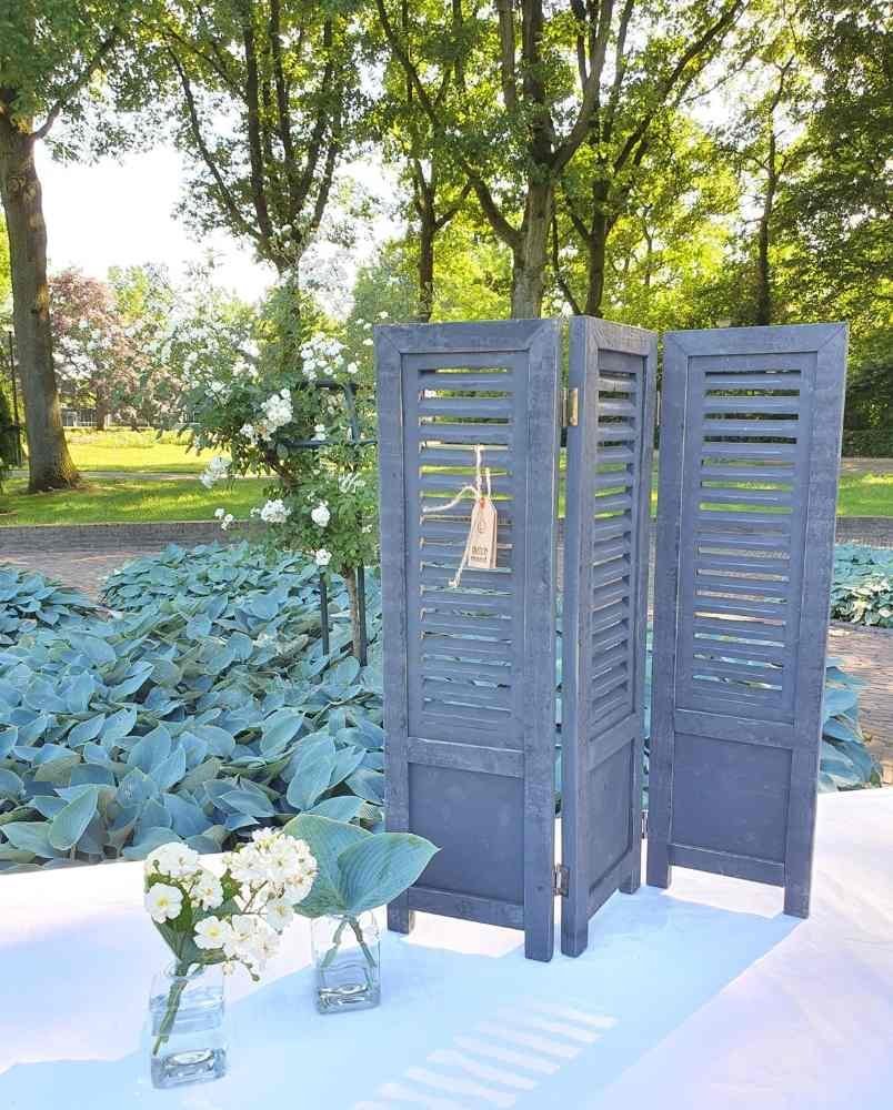 Fensterladen Deko schwarz 70 cm auf einem Tisch im Garten