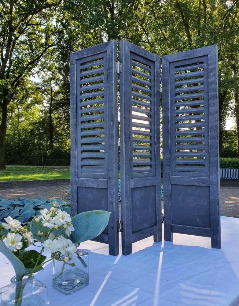 Fensterladen schwarz 70 cm im Freien mit kleinen Blumenvasen