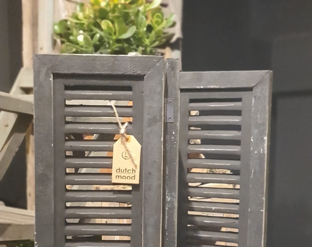 Detail des Fensterladens schwarz 52 cm mit Dutch-Mood-Etikett