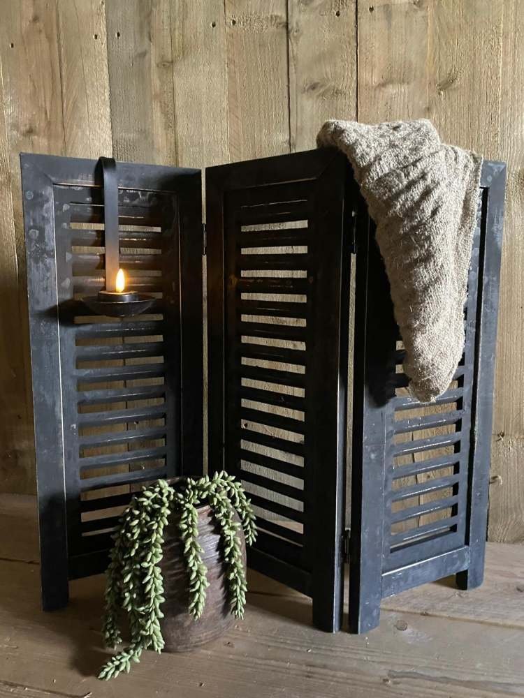 Fensterladen schwarz 52 cm mit Kerze, Plaid und Hängepflanze