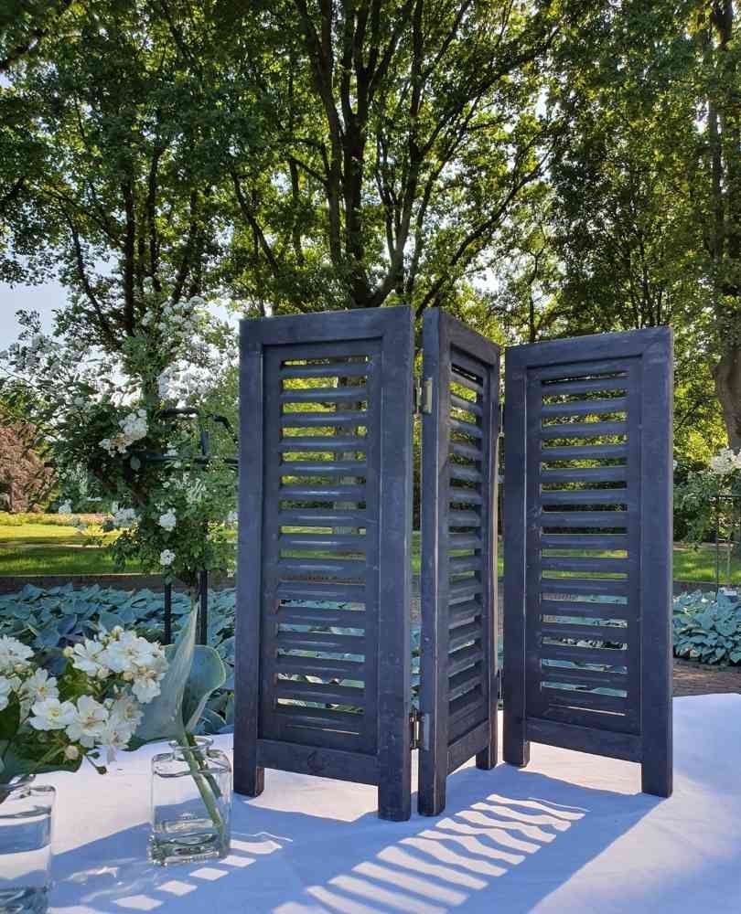 Fensterladen schwarz 52 cm mit weißen Blumen im Freien