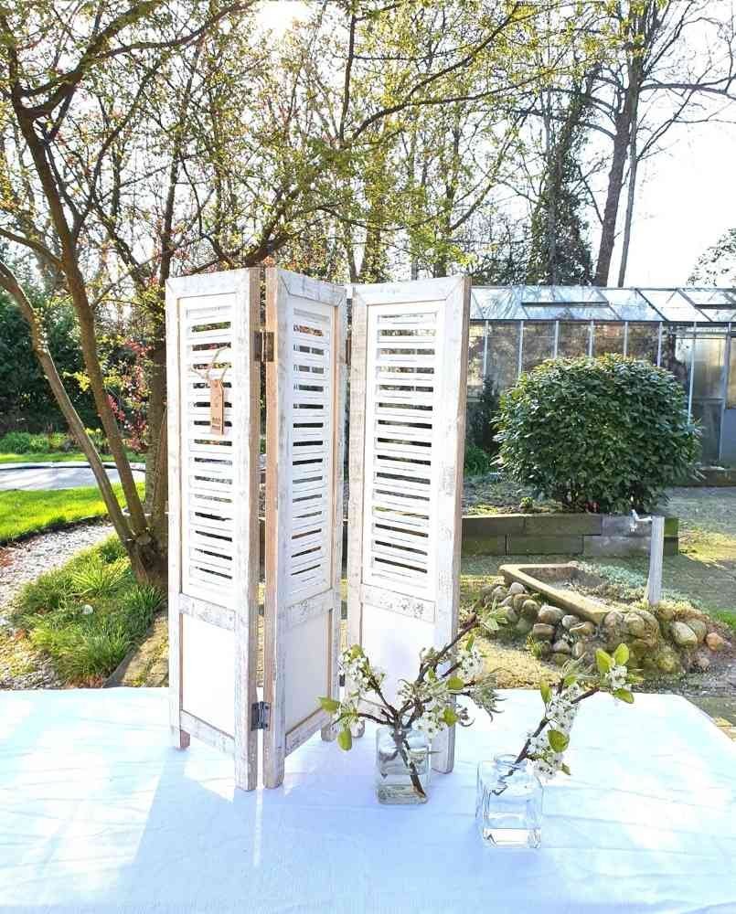 Fensterladen Deko weiß 70 cm auf einem Tisch draußen im Garten