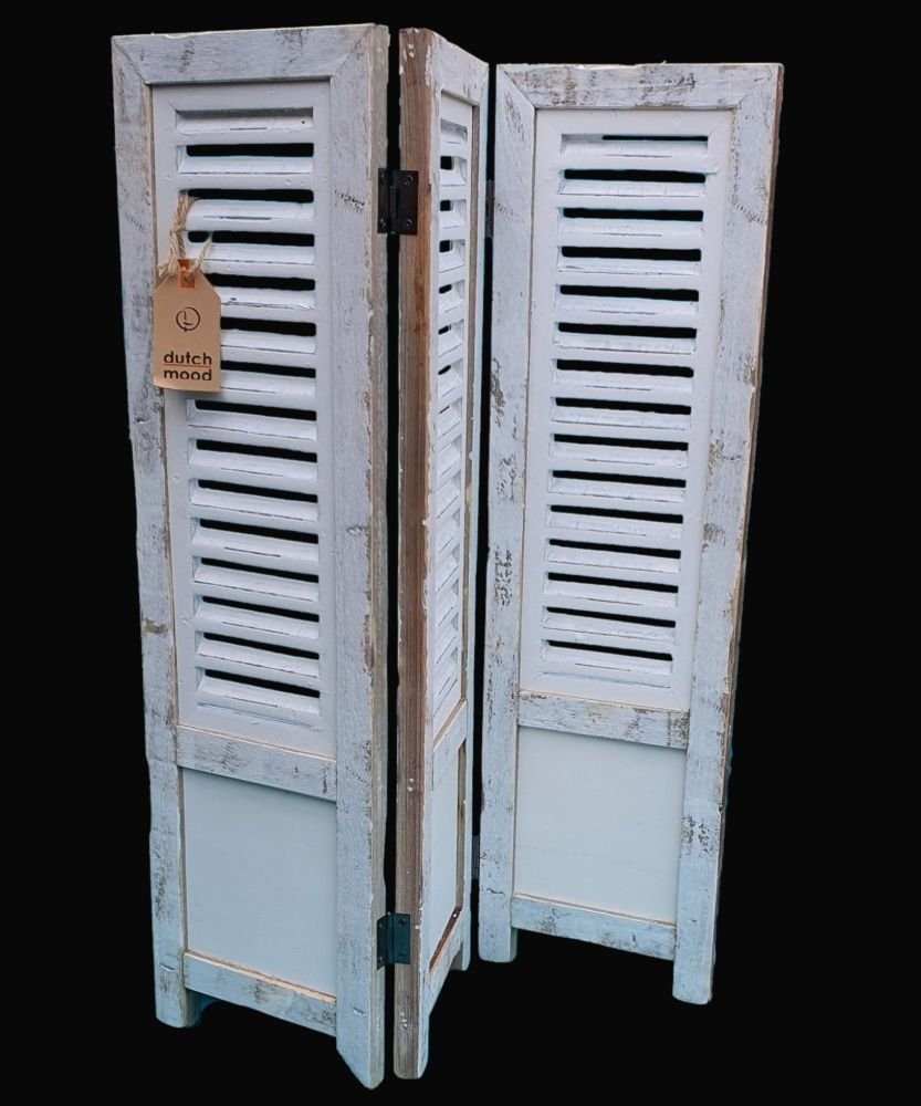 Fensterladen weiß 70 cm in Ibiza White vor schwarzem Hintergrund