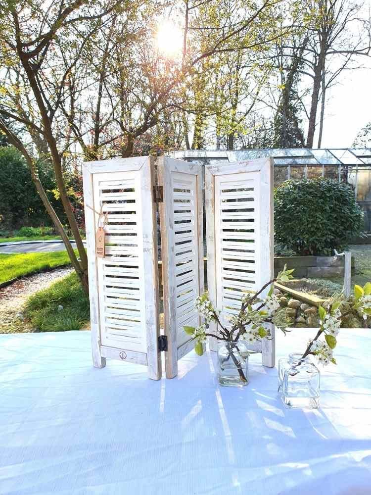 Fensterladen Deko weiß 52 cm draußen im Sonnenlicht